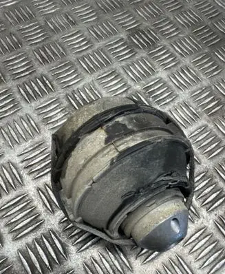 Volvo XC90 Engine mount bracket 