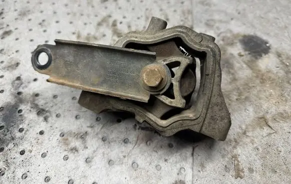 Volvo XC70 Engine mount bracket 30748173
