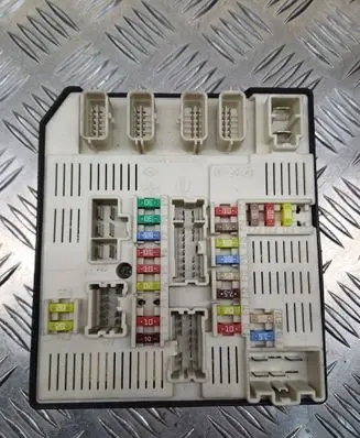 Renault Megane III Fuse module 284B60008R 519339311 8228022745