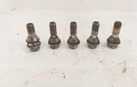 Volvo V70 Nuts/bolts 