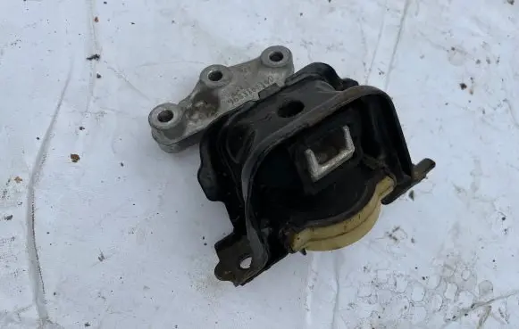 Peugeot 208 Engine mounting bracket 9683181180