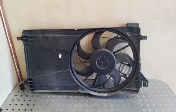 Radiator cooling fan shroud