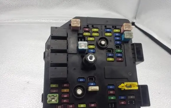 Chevrolet Captiva Fuse module 95202005 2005U