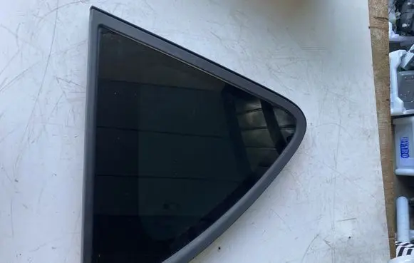 SsangYong Rexton I Rear side window A004313