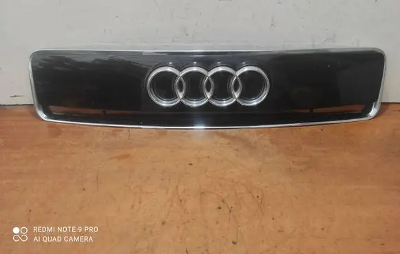 Audi A2 Front bumper upper radiator grill 8Z0853321
