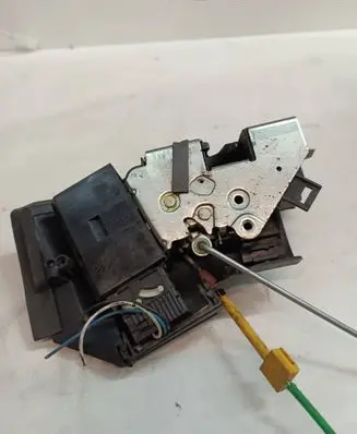BMW 5 E39 Front door lock 82350969