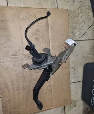 Ford Focus Clutch pedal BV617B633TC