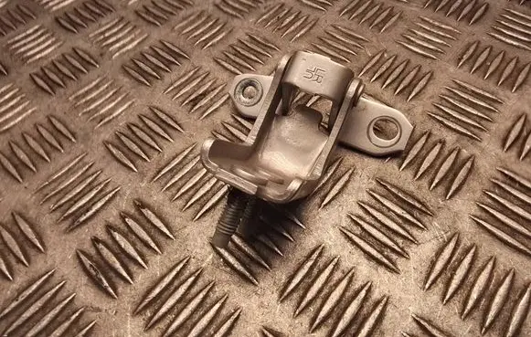 Suzuki Vitara (LY) Rear door lower hinge VYR