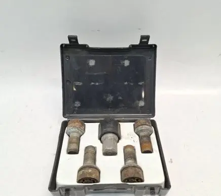 Mercedes-Benz C W204 Anti-theft wheel nuts and lock 