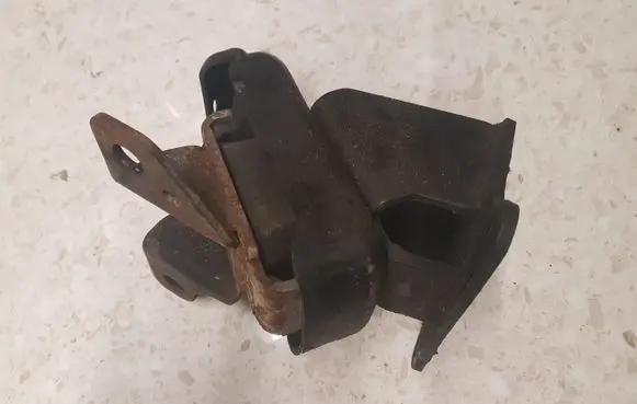 KIA Sorento Engine mount bracket