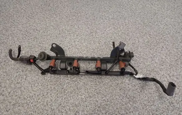 Mazda 323 Fuel injector supply line/pipe 