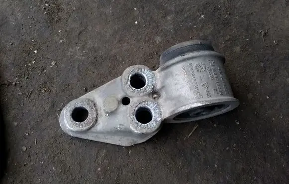 Volkswagen PASSAT B5 Rear axle beam mounts housing 