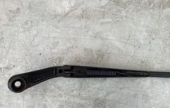 Chrysler 300 - 300C Front wiper blade arm