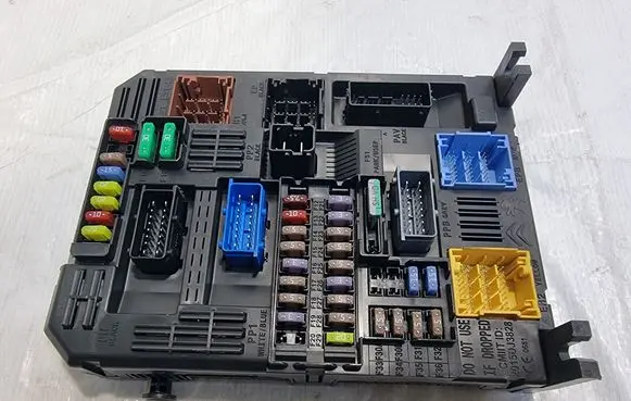 Opel Combo E Fuse box set 9826323580