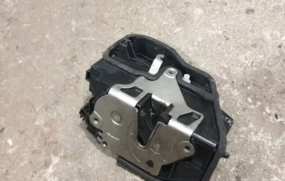 BMW 6 E63 E64 Front door lock 7167074