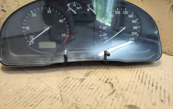 Volkswagen PASSAT B5 Speedometer (instrument cluster) 09051940090