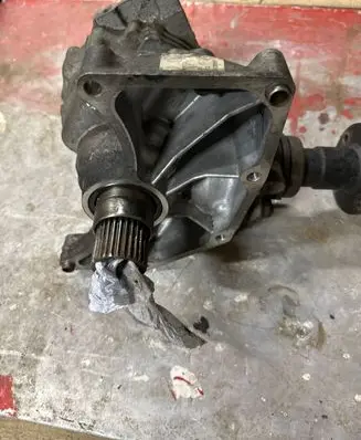 Nissan X-Trail T30 Gearbox transfer box case 8H513 3128