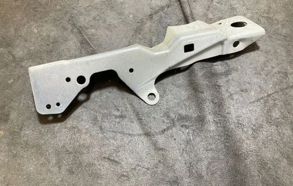 Volvo XC40 Fender mounting bracket 32277537 28W07