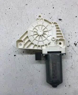 Volkswagen PASSAT B8 Front door window regulator motor 5Q4959802B