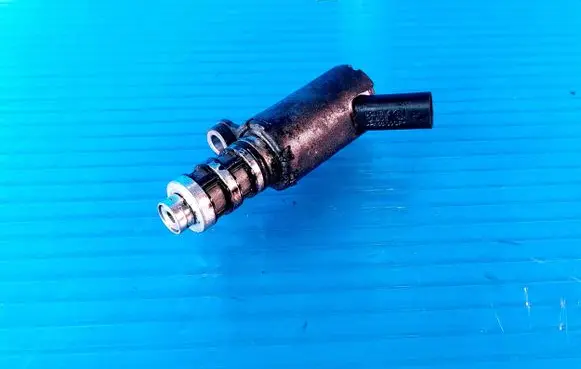 Audi A6 Allroad C7 Oil pressure sensor 06M115393D