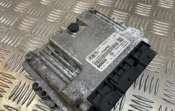 Ford Focus Engine control unit/module 4M5112A650YD 0281011701