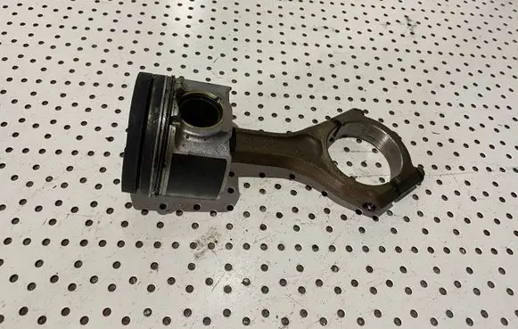 Subaru Outback Piston with connecting rod