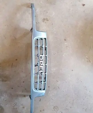 Opel Frontera B Front bumper upper radiator grill