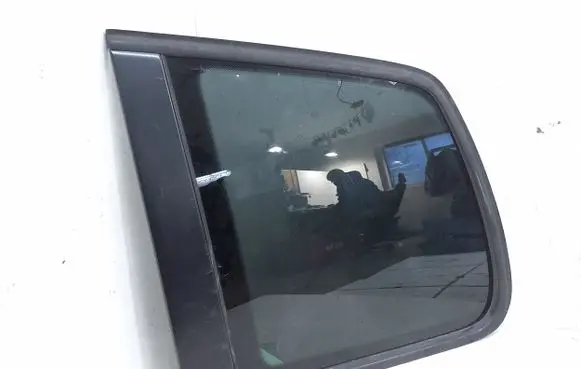 Volkswagen Touran I Rear side window