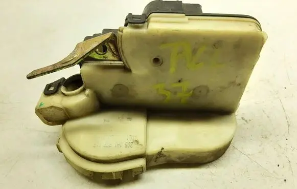 Volkswagen Golf III Front door lock 1H1837015