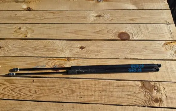 Buick Encore I Tailgate/trunk strut/damper 95095594 95095593
