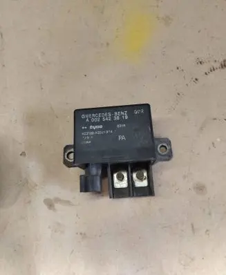 Mercedes-Benz E W211 Glow plug pre-heat relay A0025423819 V23132A2001X14
