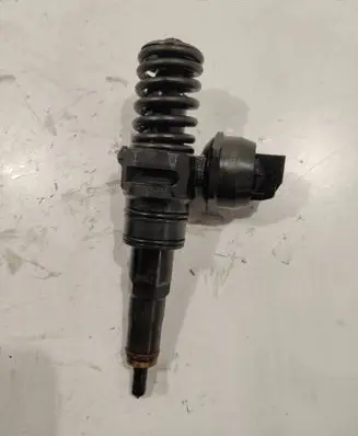 Volkswagen Golf IV Fuel injector 038130073AJ
