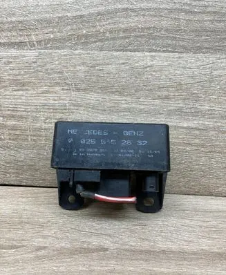 Mercedes-Benz C W203 Glow plug pre-heat relay 0255452832