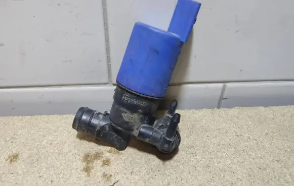 Volvo V60 Windscreen/windshield washer pump AV6113K082AA