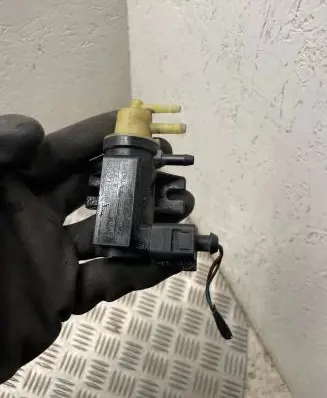 Volkswagen PASSAT B6 Turbo solenoid valve 1k0906627