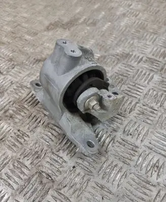 Toyota RAV 4 (XA50) Engine mount bracket