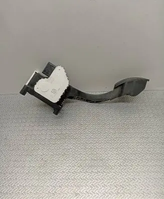 Accelerator throttle pedal