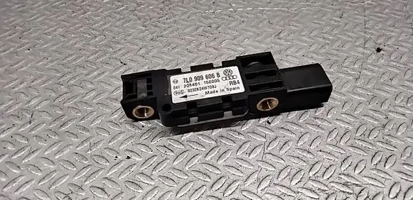 Volkswagen Touareg I Airbag deployment crash/impact sensor 7L0909606B 0232K24W709J