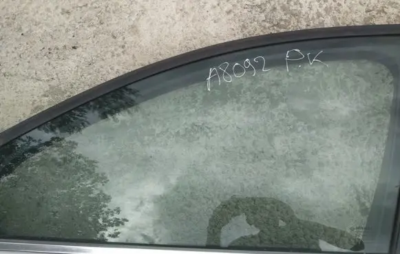 Renault Laguna III Front door window glass four-door