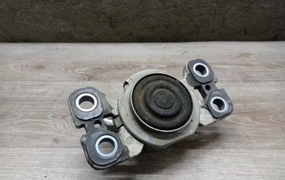 Volvo S80 Engine mount bracket 6G927M121AC
