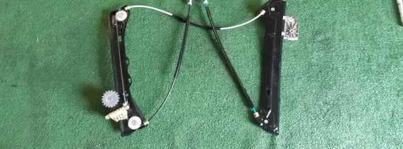 BMW 4 F32 F33 Front door electric window regulator 7281623