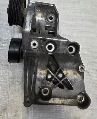 Opel Insignia A Generator/alternator bracket 55582510