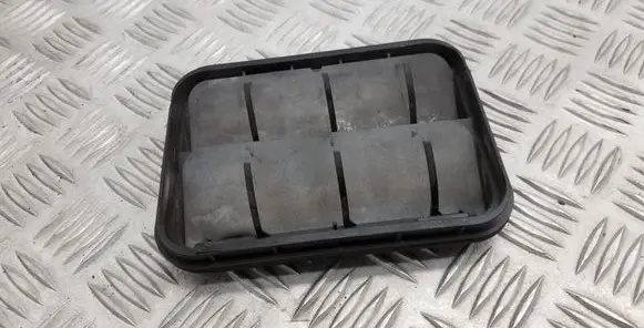 Quarter panel pressure vent