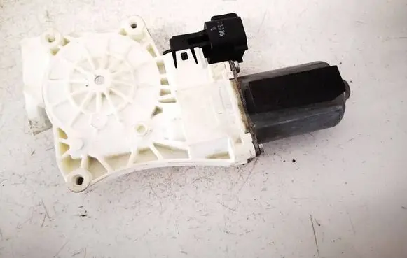 Land Rover Discovery Sport Front door window regulator motor C39790101