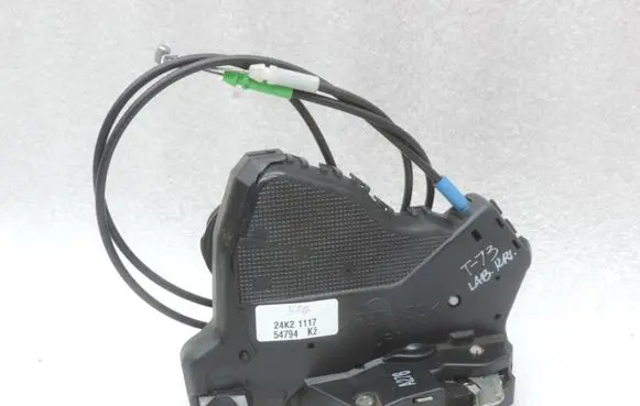 Toyota Avensis T250 Front door lock 6903002162