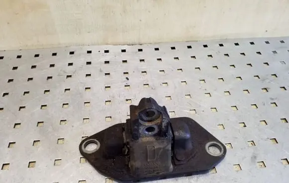 Volvo XC70 Engine mount bracket 30748811