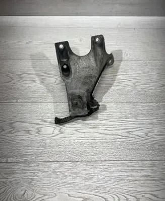 BMW 5 E60 E61 Engine mounting bracket 6770940 13807410 ENA046000
