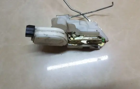 Mitsubishi Pajero Sport I Front door lock