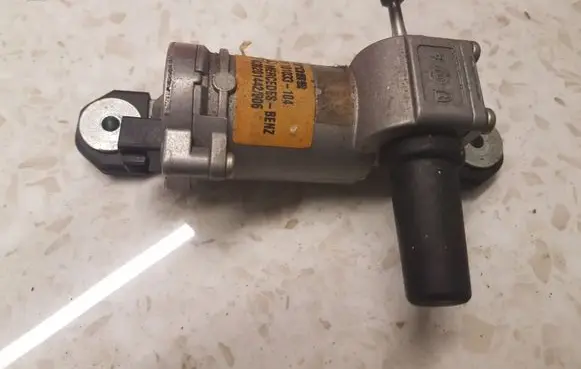 Mercedes-Benz ML W163 Vent window/glass motor A1638201442