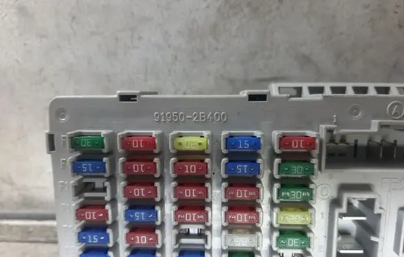 Hyundai Santa Fe Fuse module 919502B400